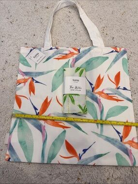 Soha Living from Hawaii. Tropical Leaf Print Tote Bag and Wine Chiller